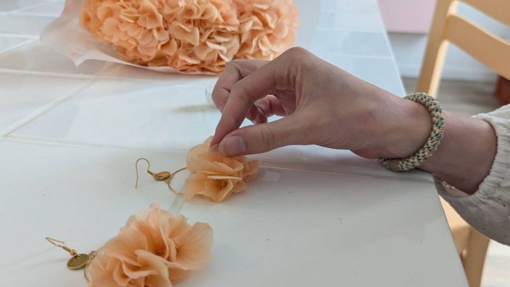 Atelier Boucles d'oreilles en fleurs stabilisées