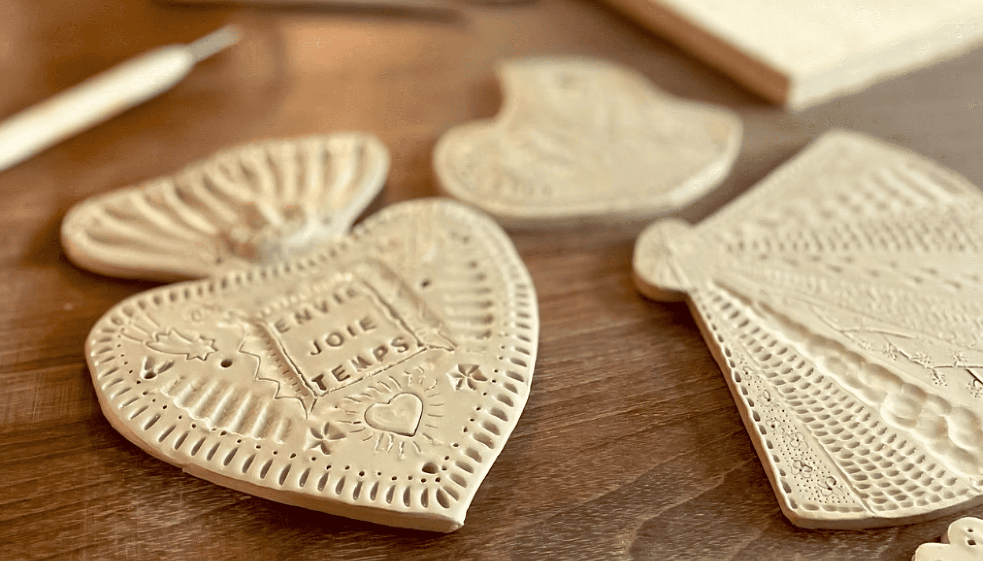 Modelez et gravez votre ex-voto en céramique